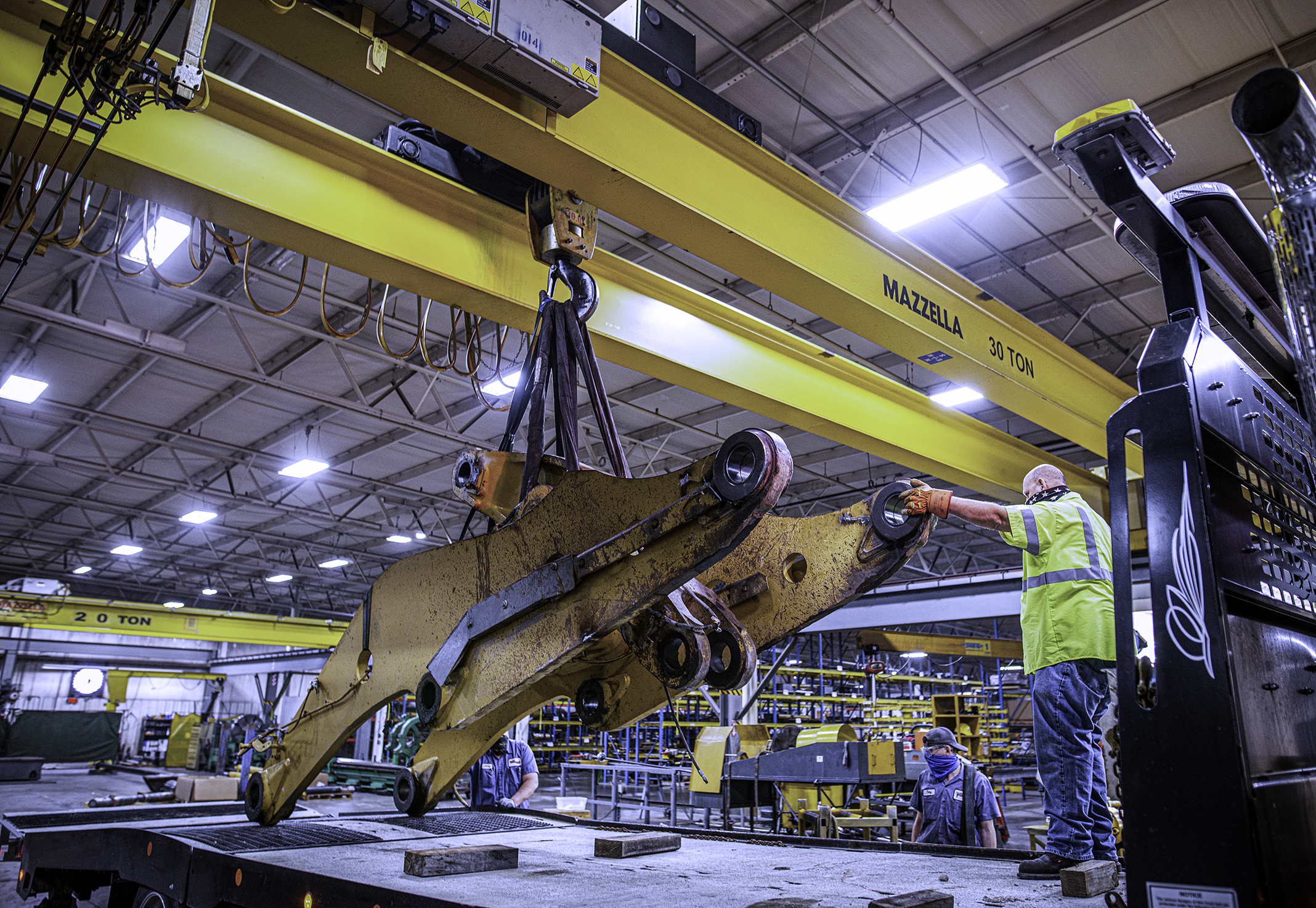 taking off equipment from a trailer with a crane